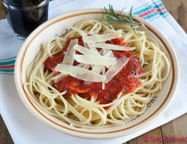 Pasta sa paradajz sosom / Pasta with tomato sauce